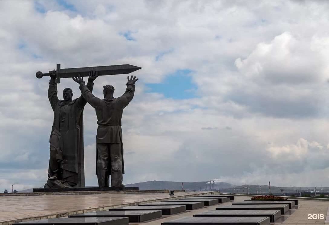 Женщины и дети работают на военном заводе