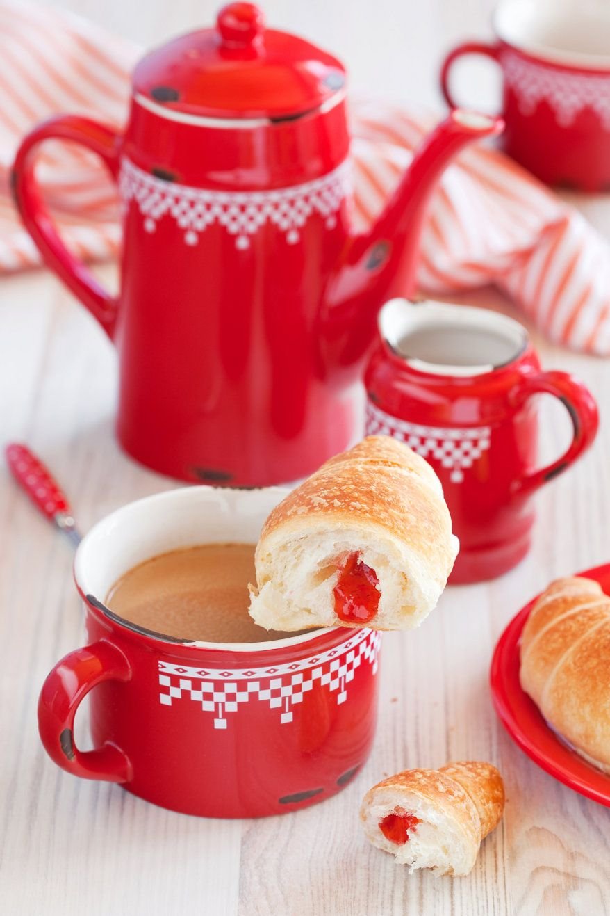 Красная утра 5 букв. Доброе утро кофе. Доброе утро выпечка. Чашка с чаем. Красные чашки доброе утро.