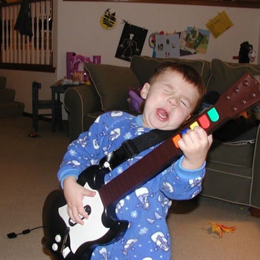 Веселый бас гитарист