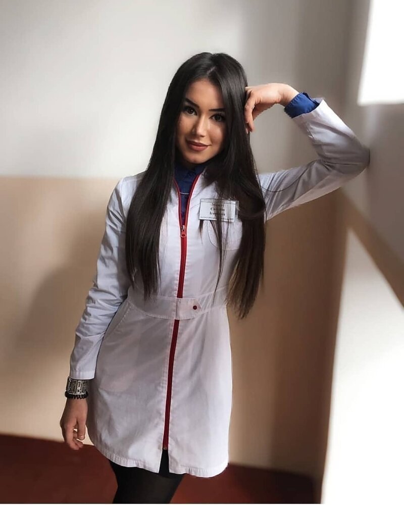 Красивая девушка доктор