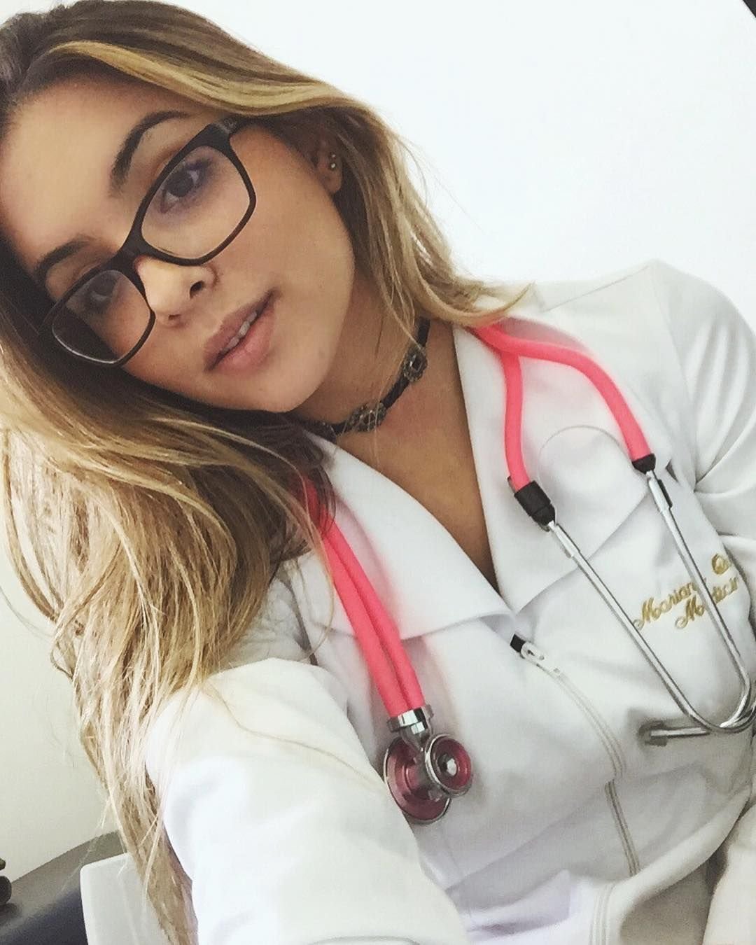 Открытка медсестра со шприцом