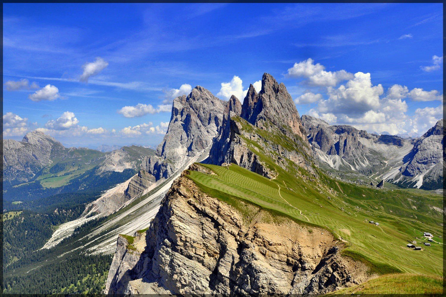 Красота гор окружающий мир 2 класс. Гора Сечеда Вальгардена Италия. Доломитовые Альпы. Доломитовые горы, Италия, Val di Funes. Сечеда в Италии.
