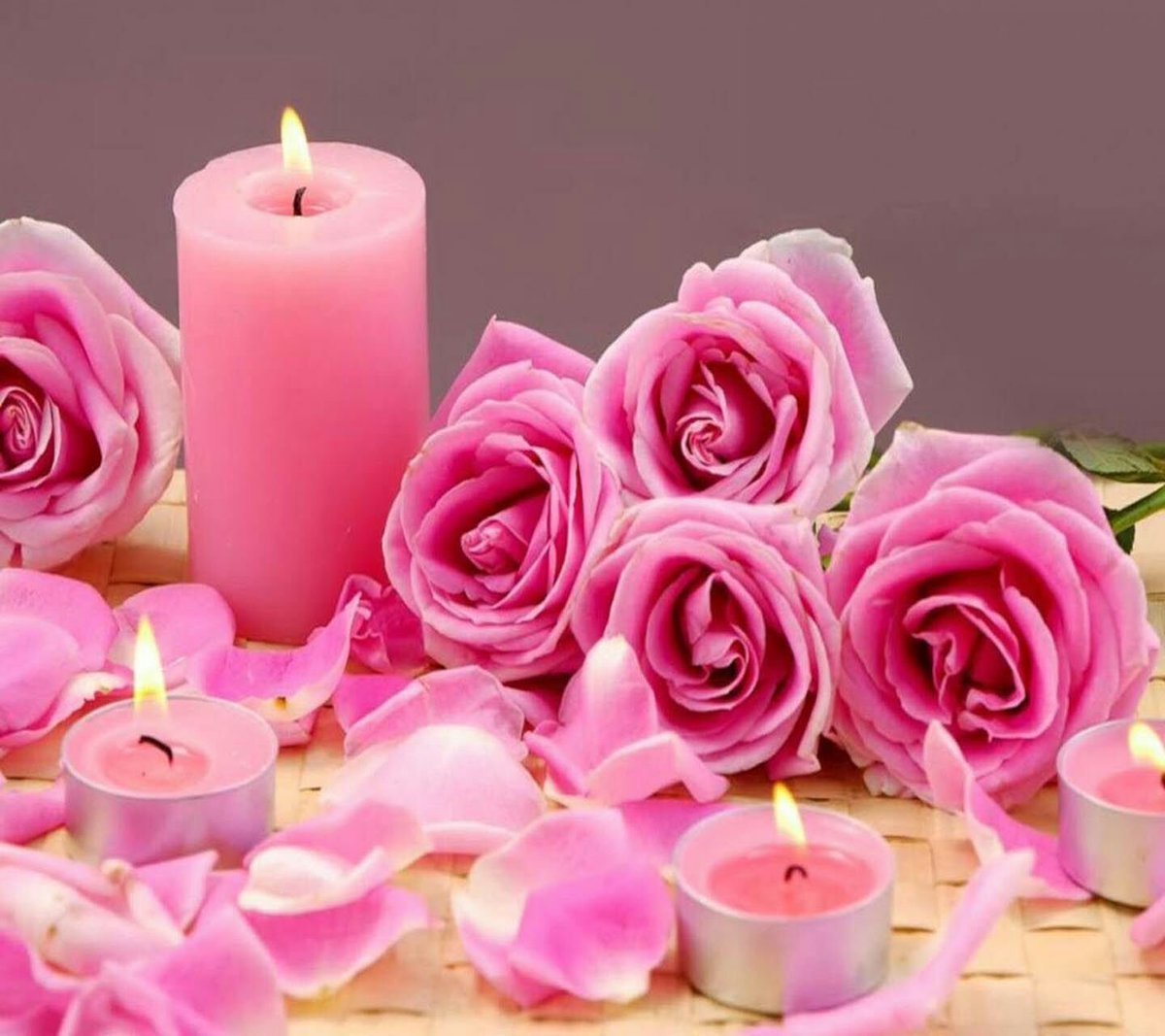 Нежные цветы и свечи