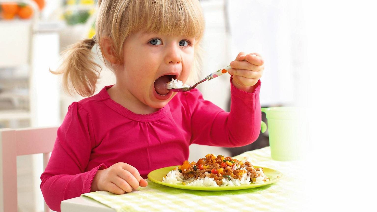 Почему дети едят ночью. Ребенок ест. Ребенок ест с аппетитом. Ребенок кушает кашу. Дети едят полезные Десерты.