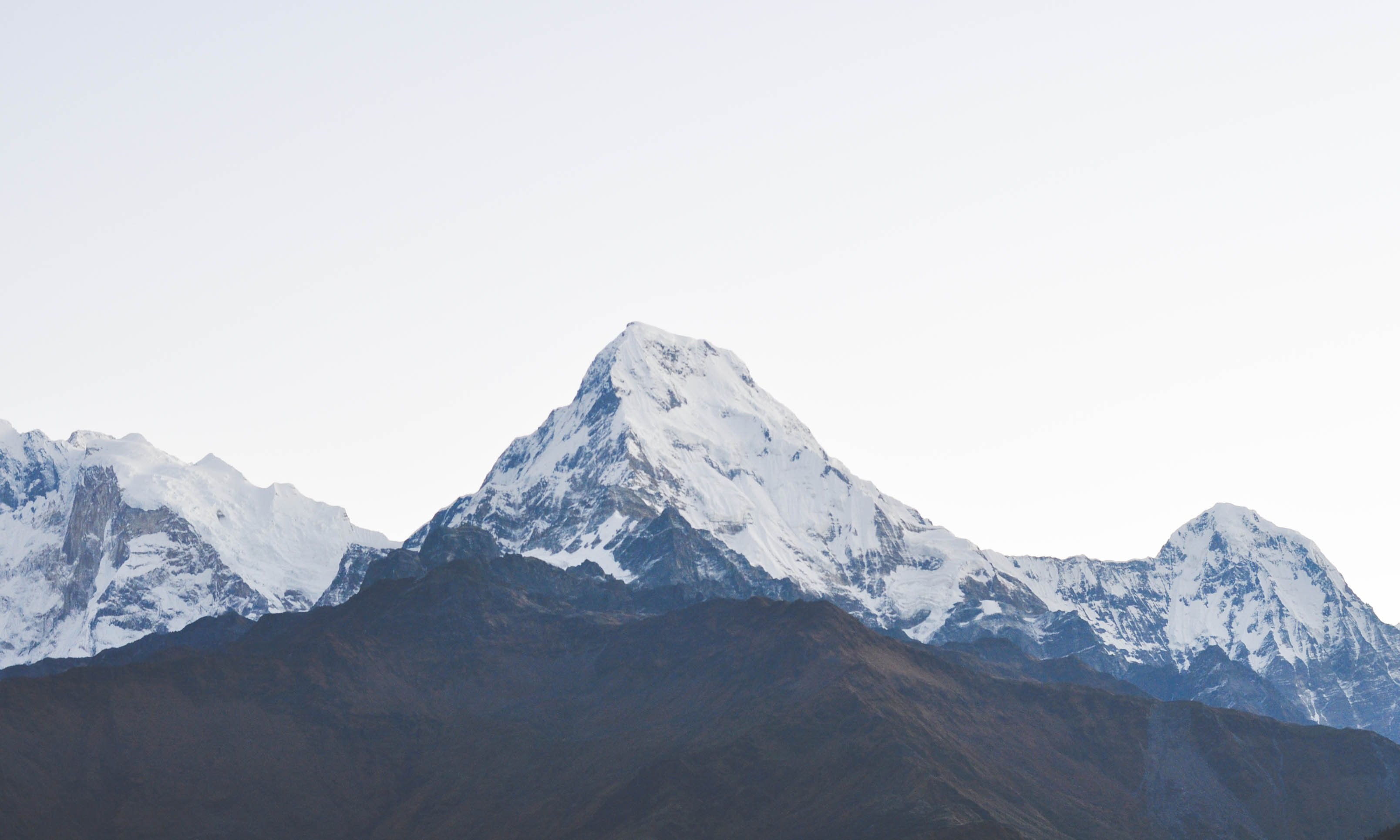 Темно синие вершины гор 1 изрытые. Альпы и Гималаи. Вершина Мачапучаре Непал. Горный хребет Гималаи.