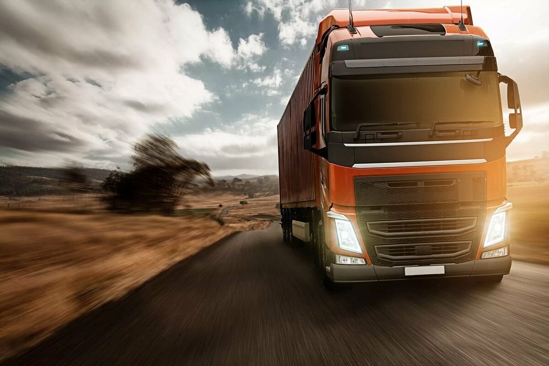 Грузовик на дороге