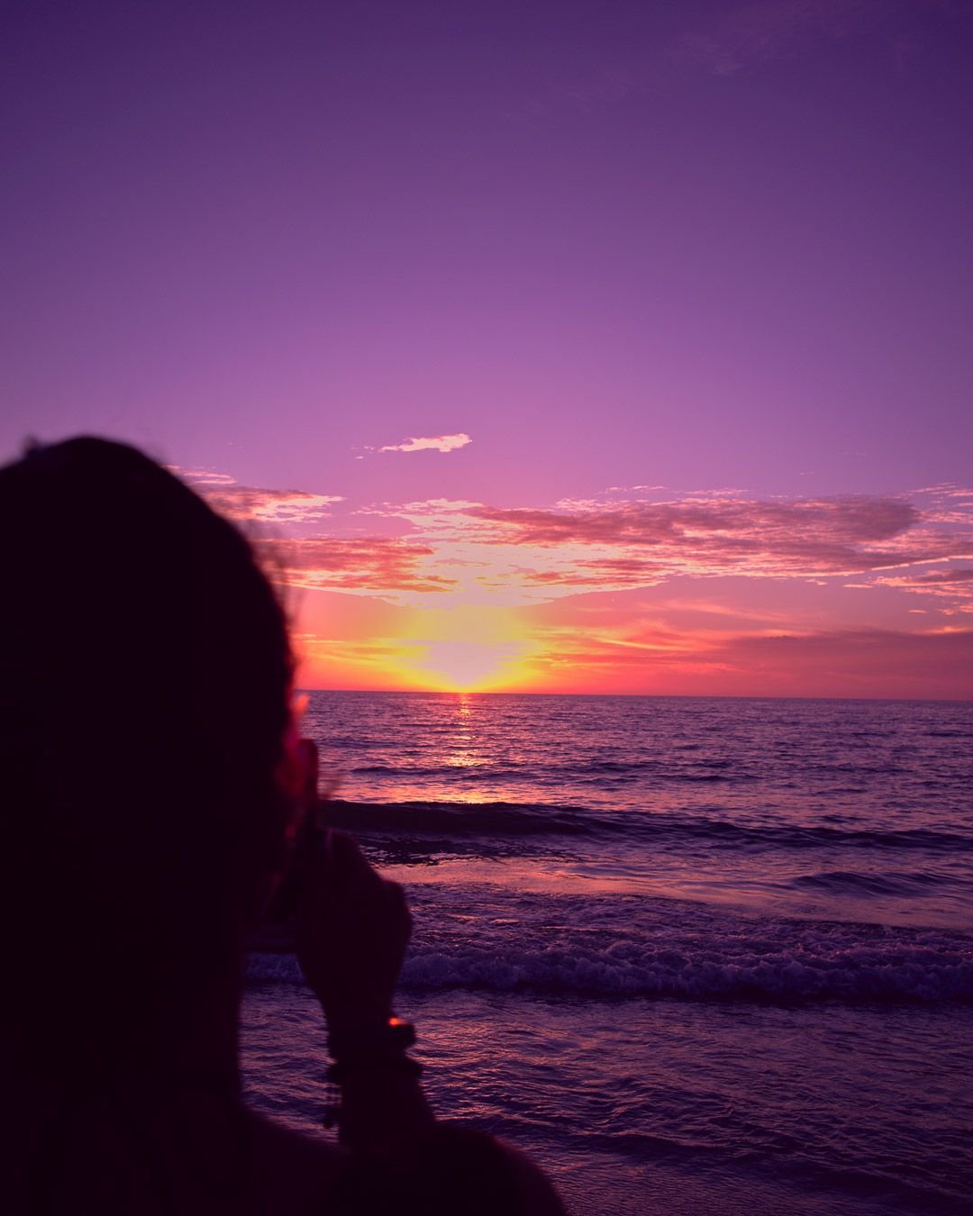 Фото на аватарку в вайбере. Девушка на закате. Девушка на закате у моря. Девушка на закате на аву. Девушка на закате спиной.