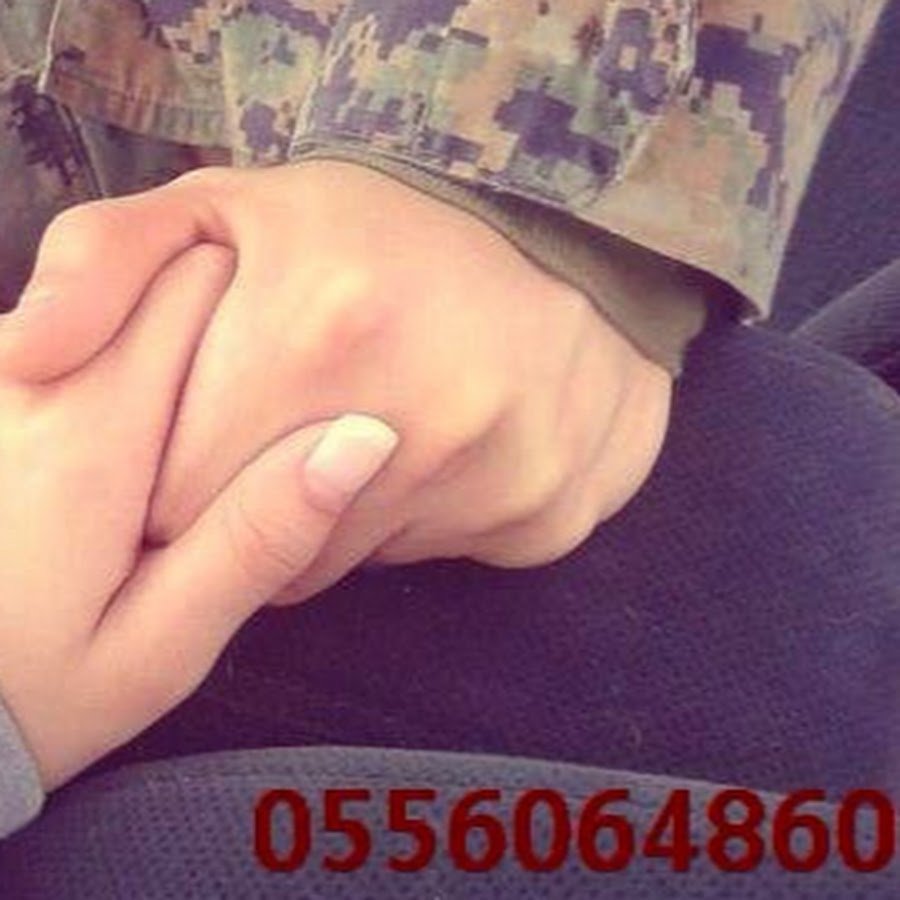 Рука девушки на форме военного