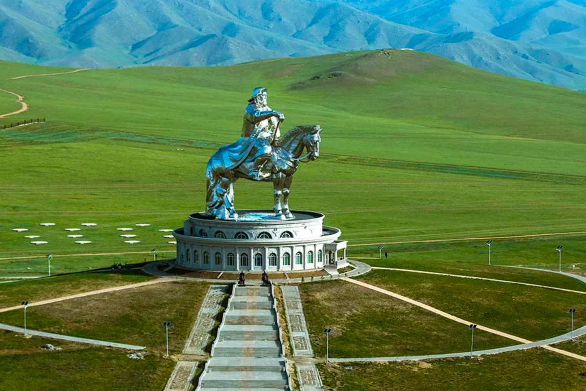 Улан хане. Статуя Чингисхана в Монголии. Конная статуя Чингисхана в Монголии. Памятник Чингисхану в Улан-Баторе. Памятник Чингисхану в Монголии.
