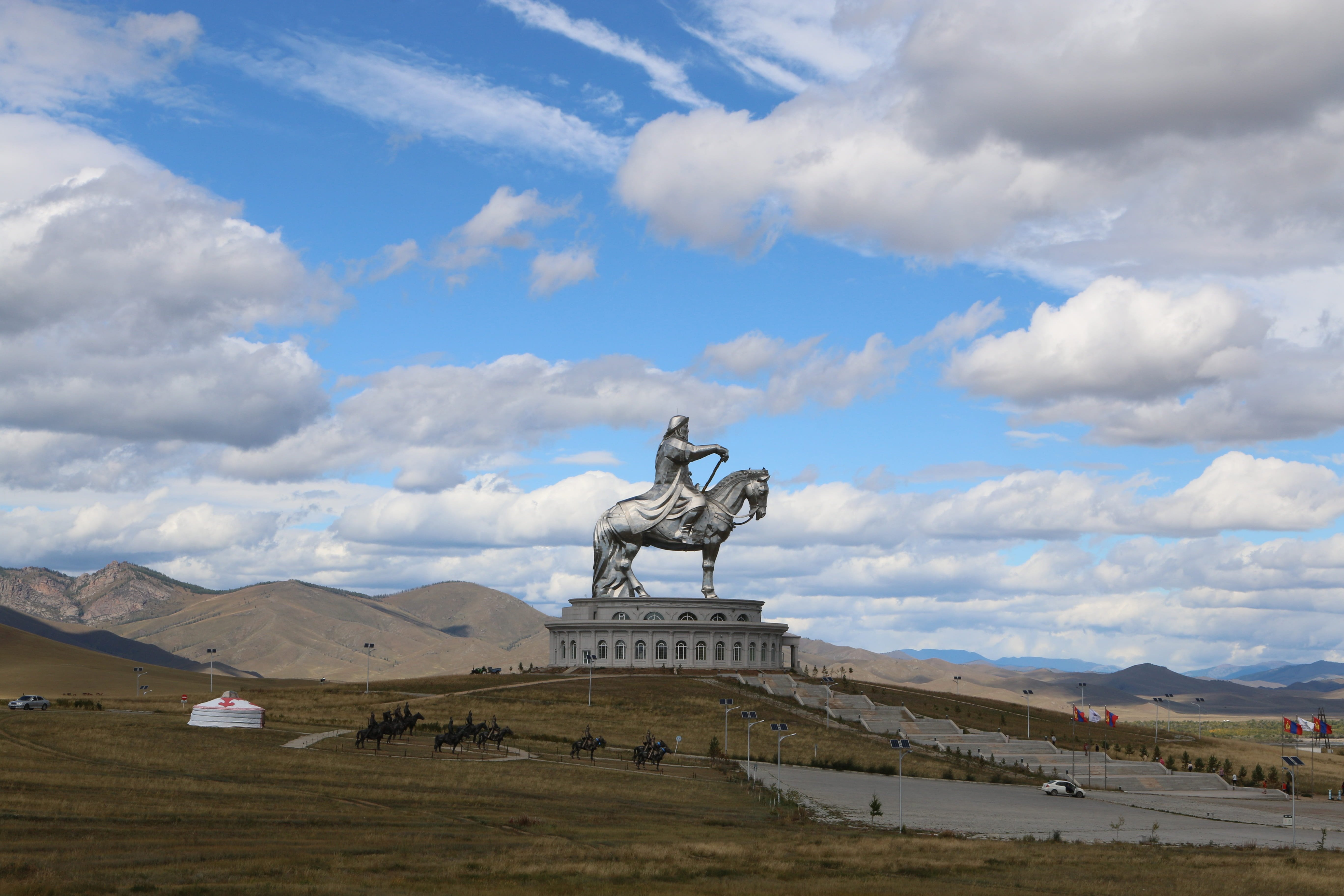 Монголия самое главное. Статуя Чингисхана в Улан-Баторе. Природа Монголии Улан Батор. Монголия Улан Батор достопримечательности. Памятник Чингисхану в Улан-Удэ.
