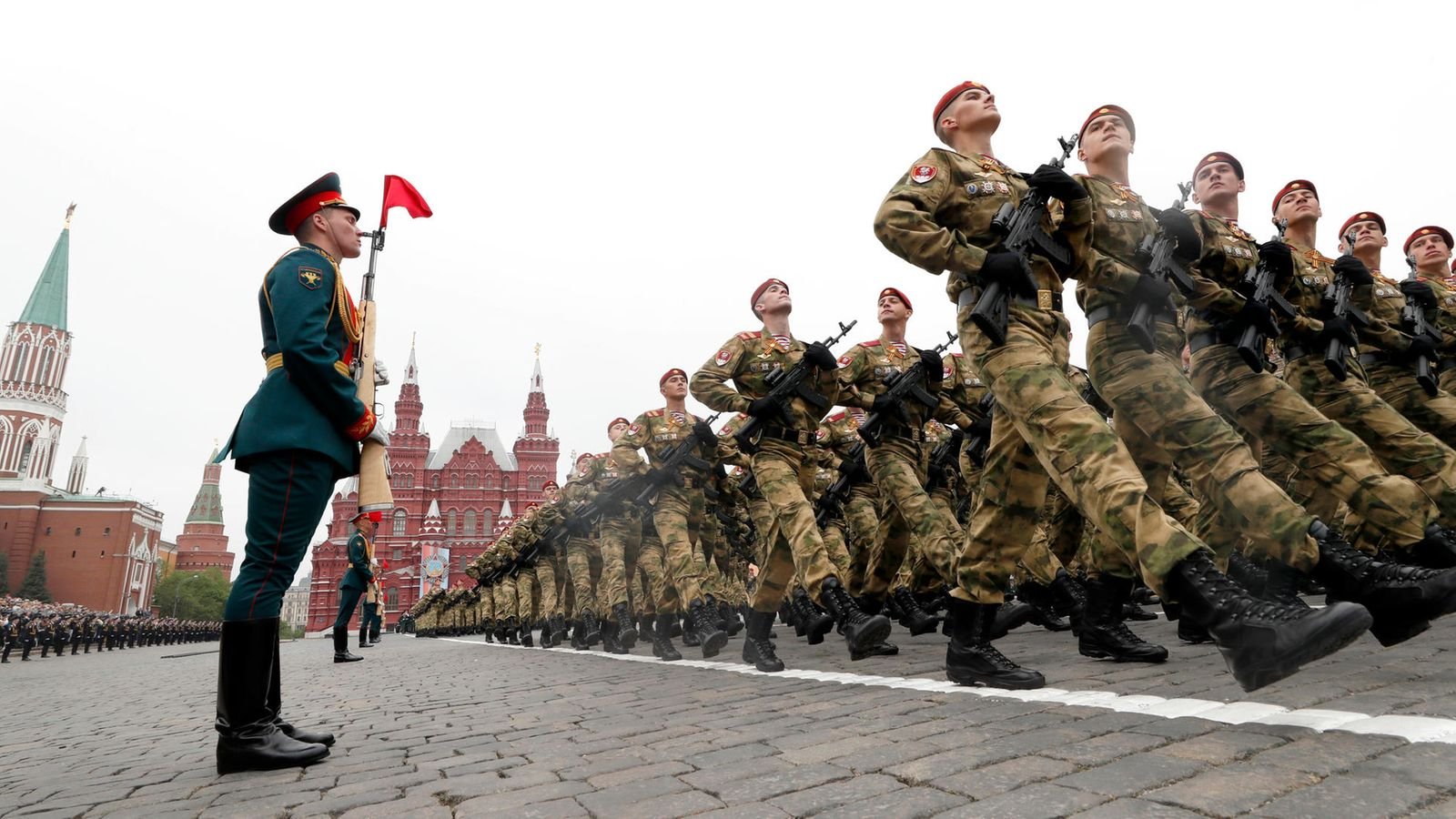 Парад ходила. Солдаты на красной площади. Парад на красной площади. Парад Победы в Москве. Российские солдаты на параде Победы.