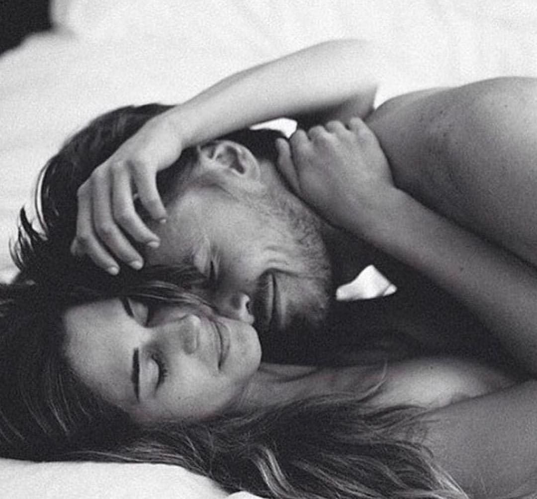 Обнимаются в постели