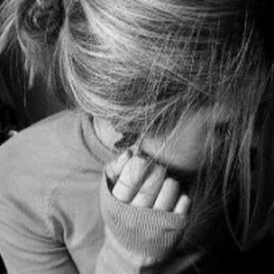 Блондинка с прикрытым лицом