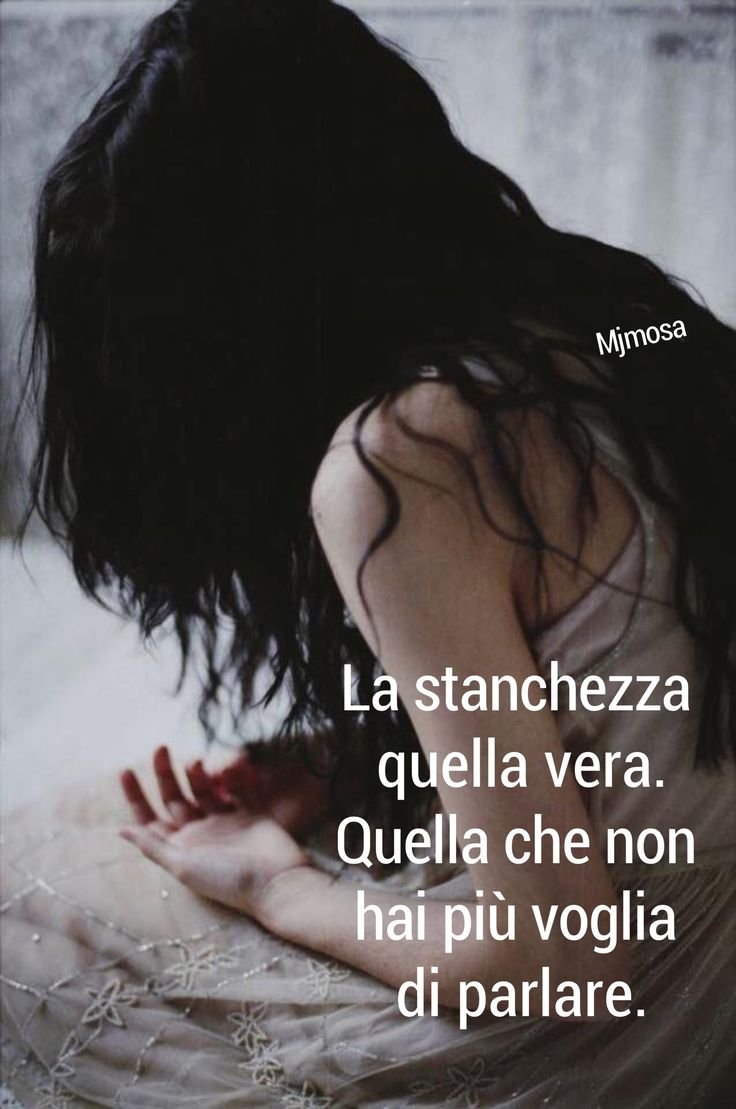 Брюнетка плачет