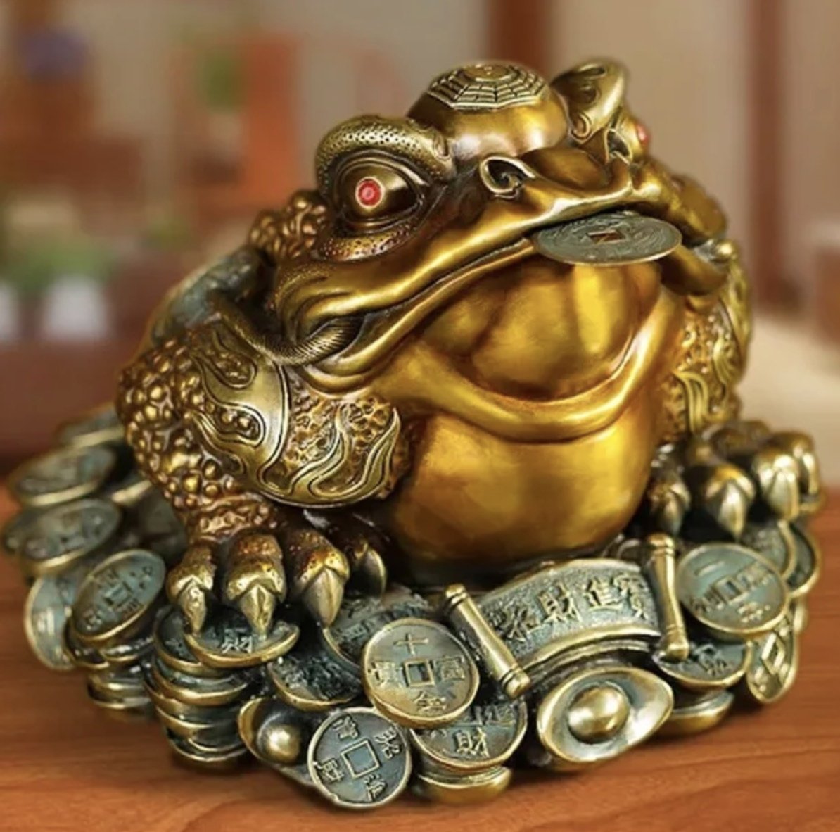 Лягушка с монеткой