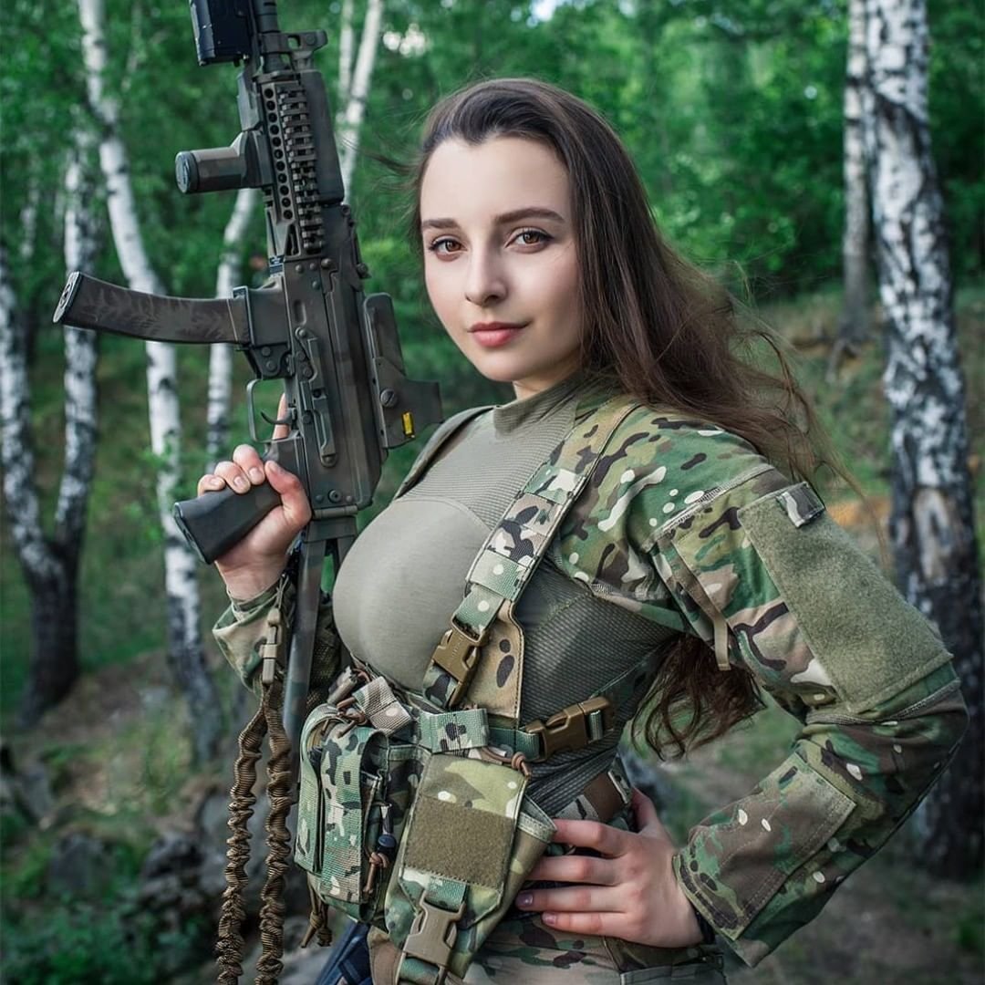 Елена Делигиоз в военной форме