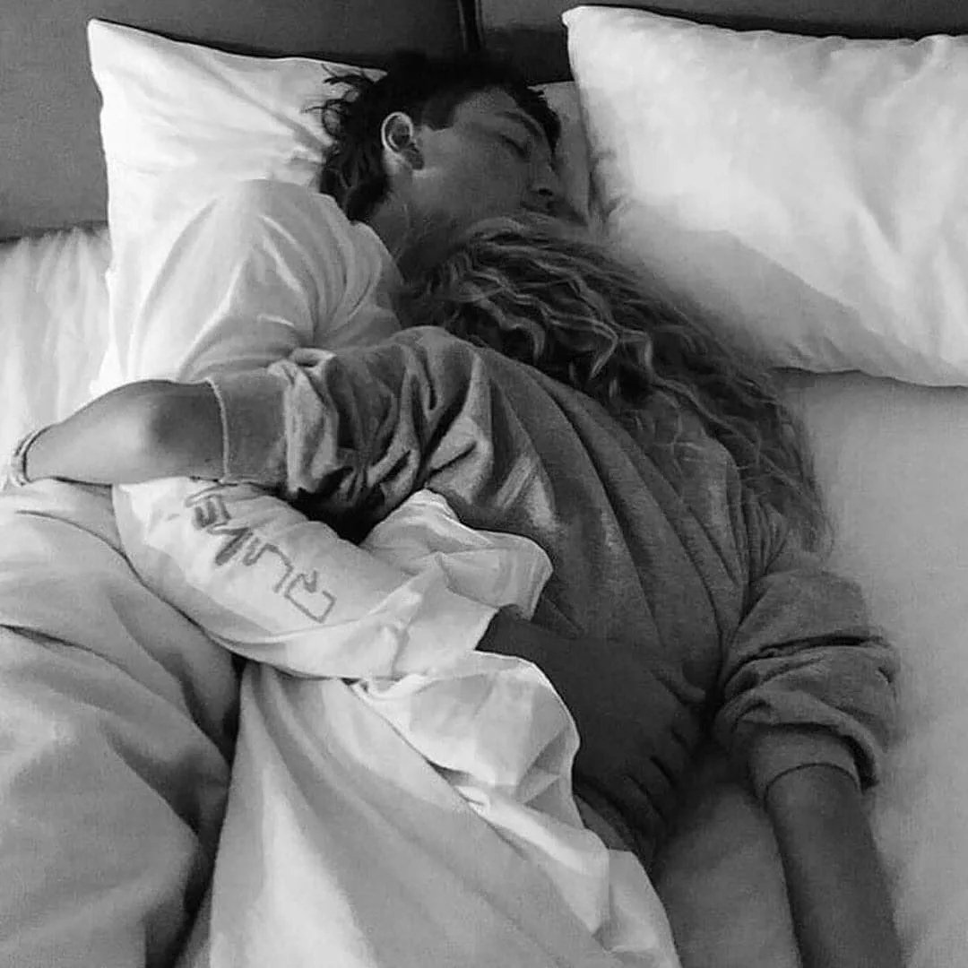 Обнимашки в кровати