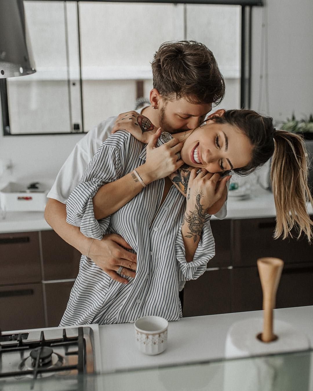 Фотосессия пары на кухне