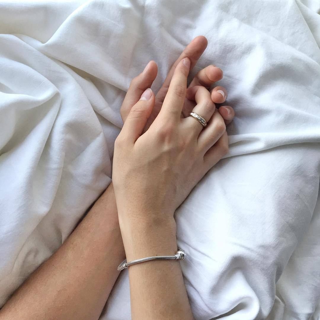 Женская рука и мужская переплетенные