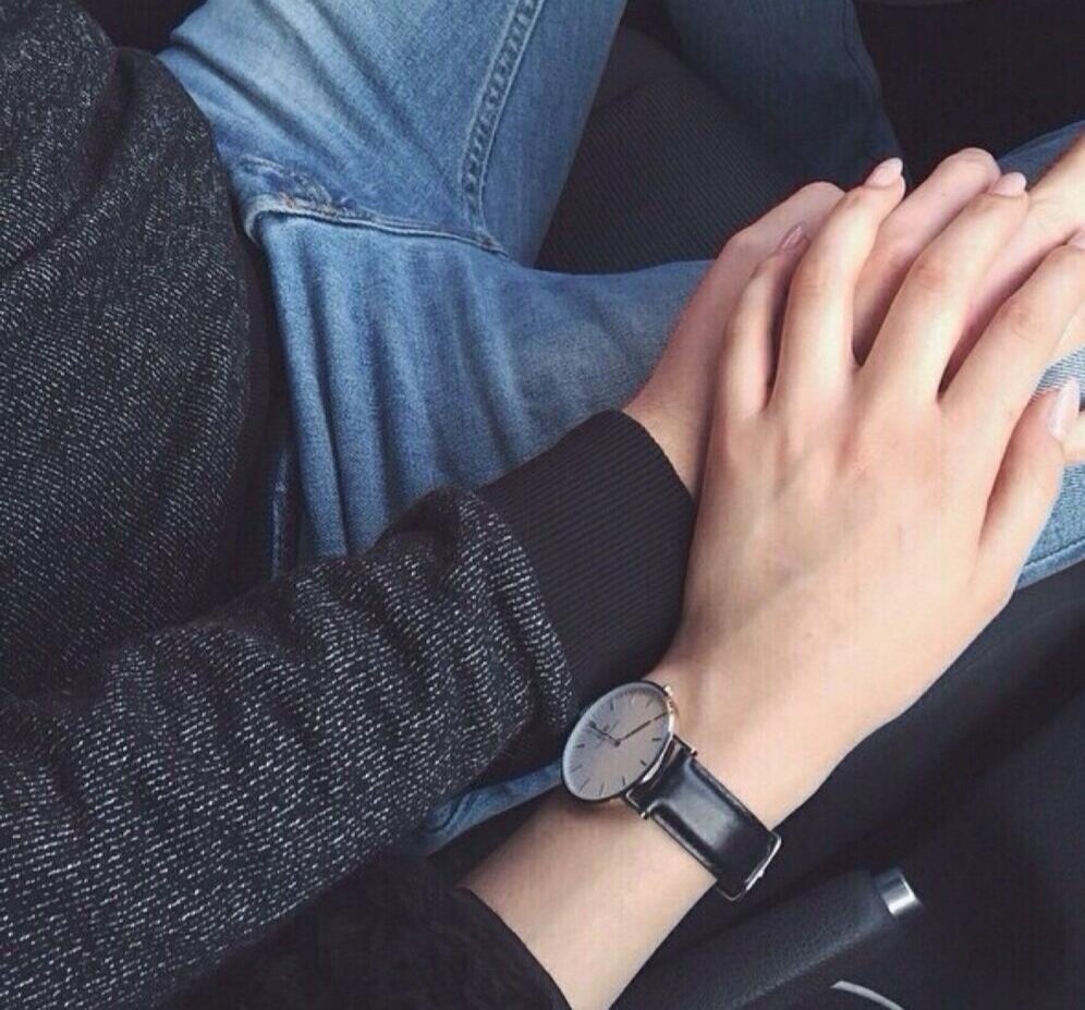 Парень и девушка держатся за руки