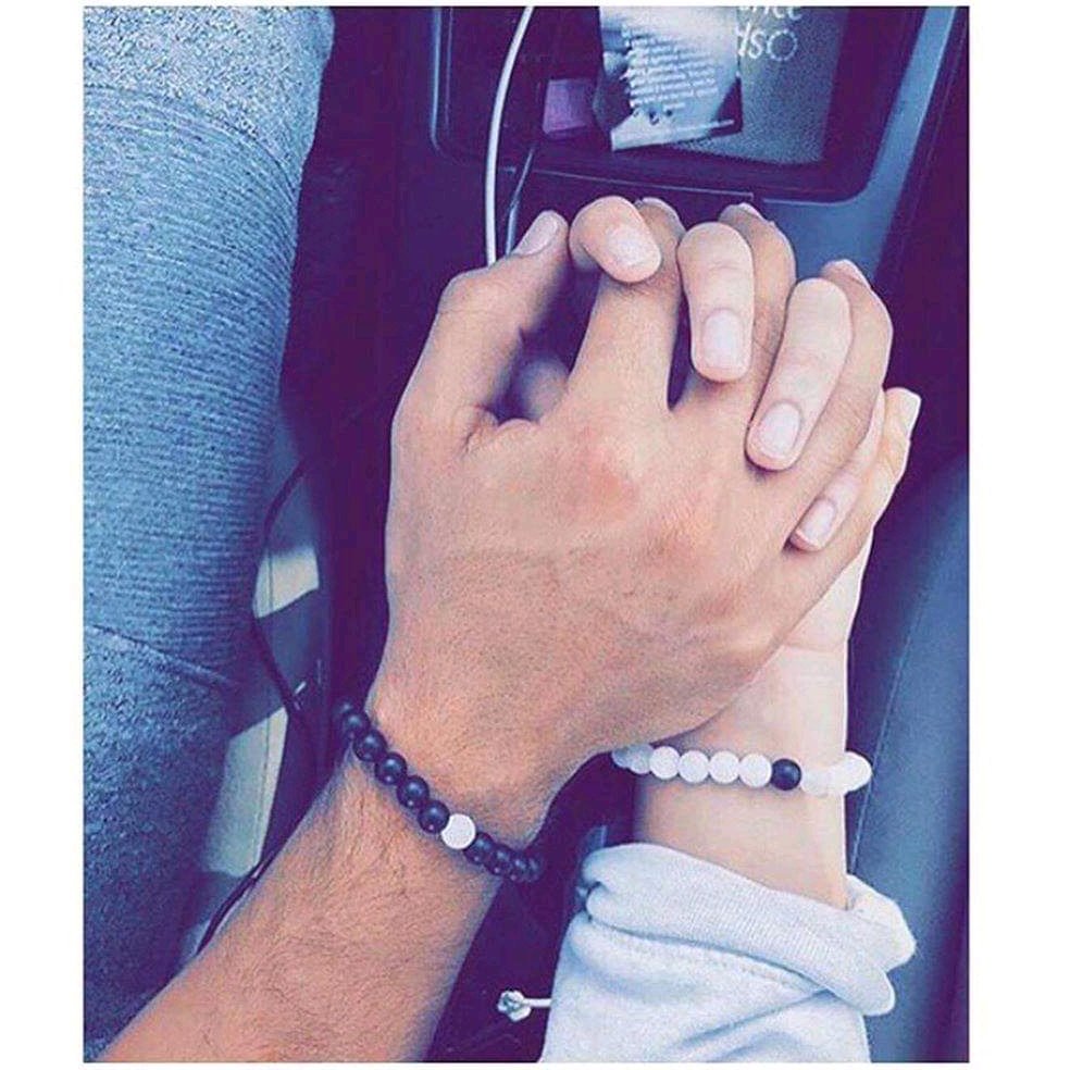 Девушка на руках у парня