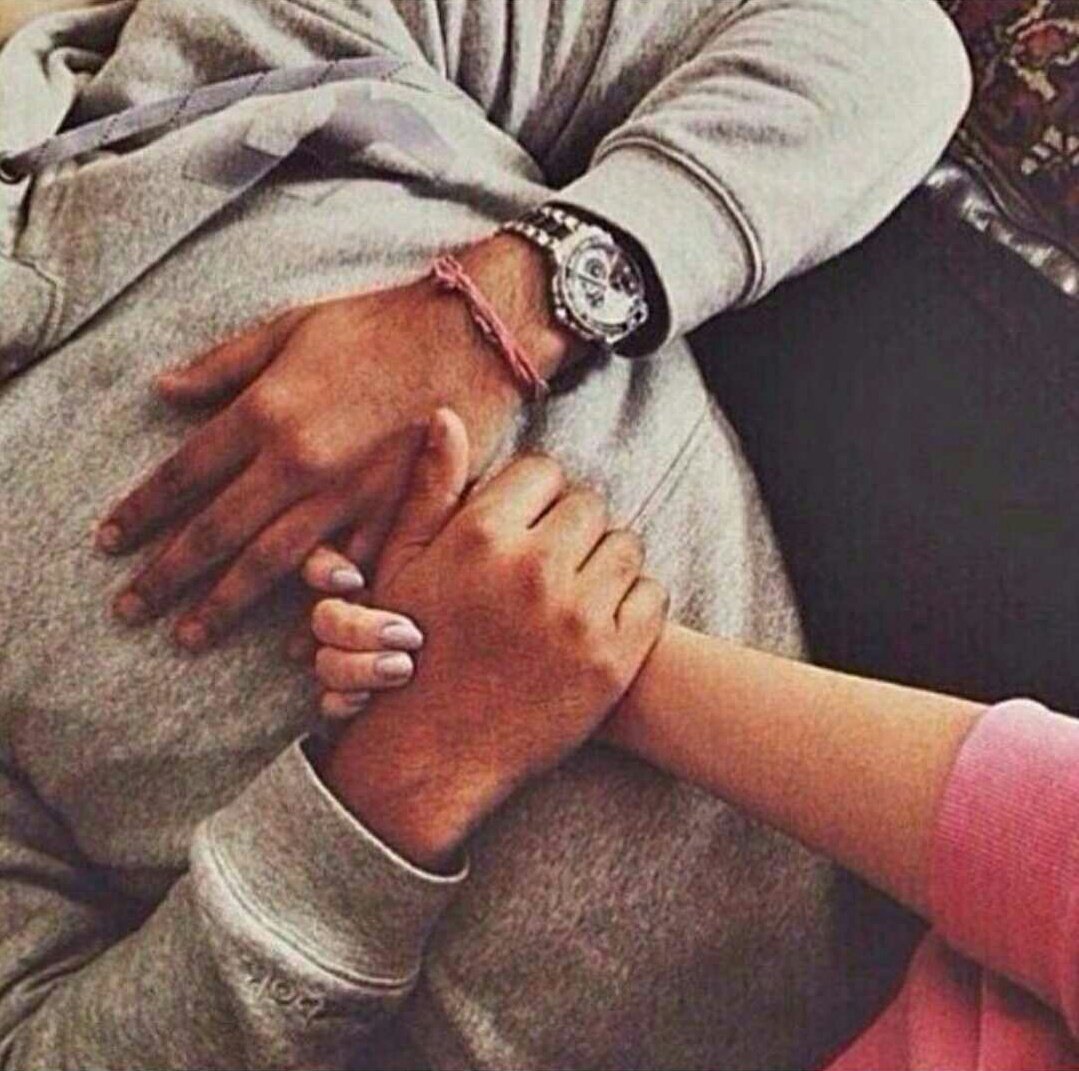 Объятия за руку