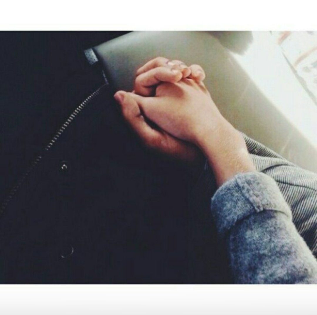 Держит ее за руку