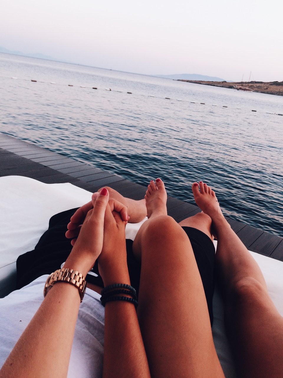 Парень с девушкой на море