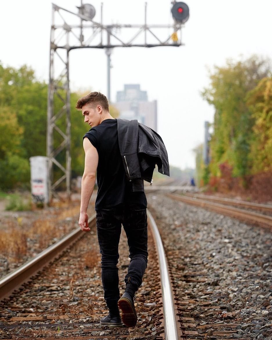 Парень идет