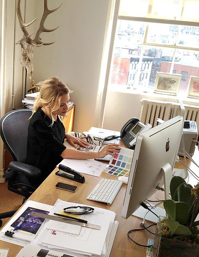 Современный мужчина-делопроизводитель