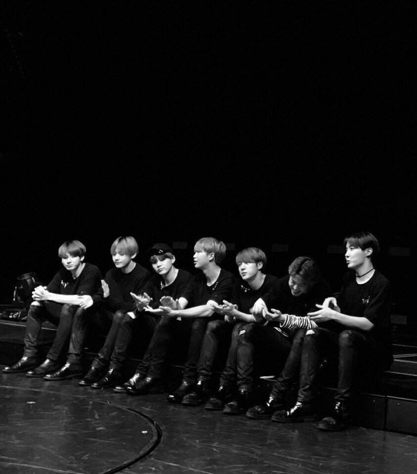 БТС черно белые