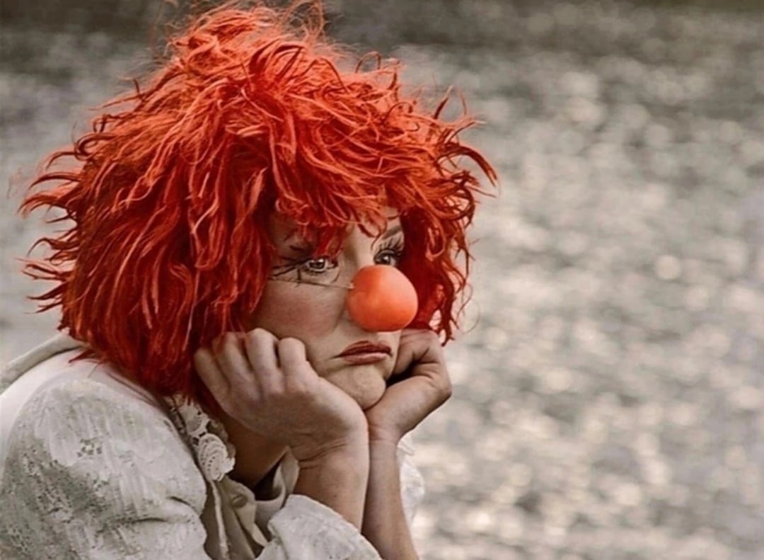 Грустный клоун под дождем