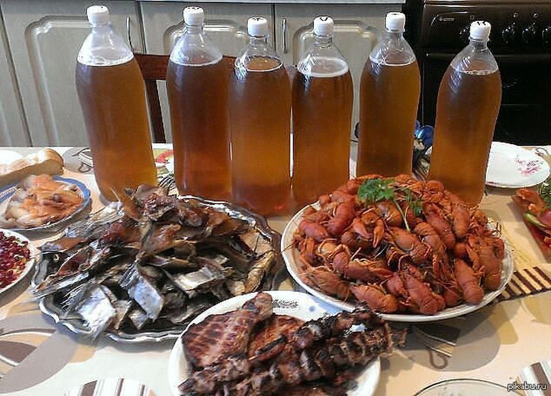 Поляна с пивом и закуской