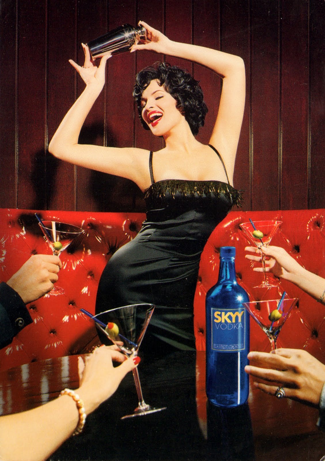 Веселая женщина с вином