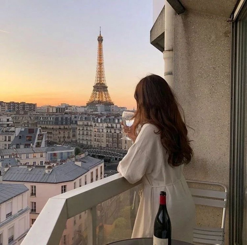 Красивая женщина Париж