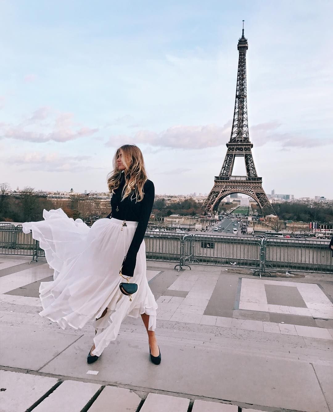 Красивая девушка в Париже