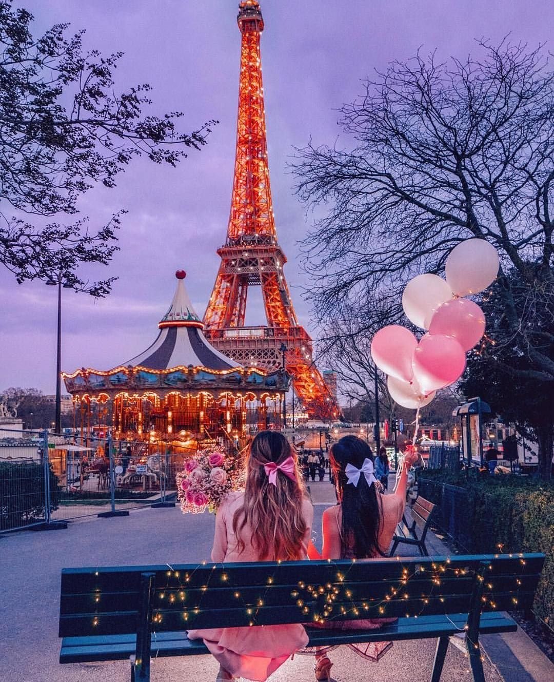 Блондинка на фоне Эйфелевой башни