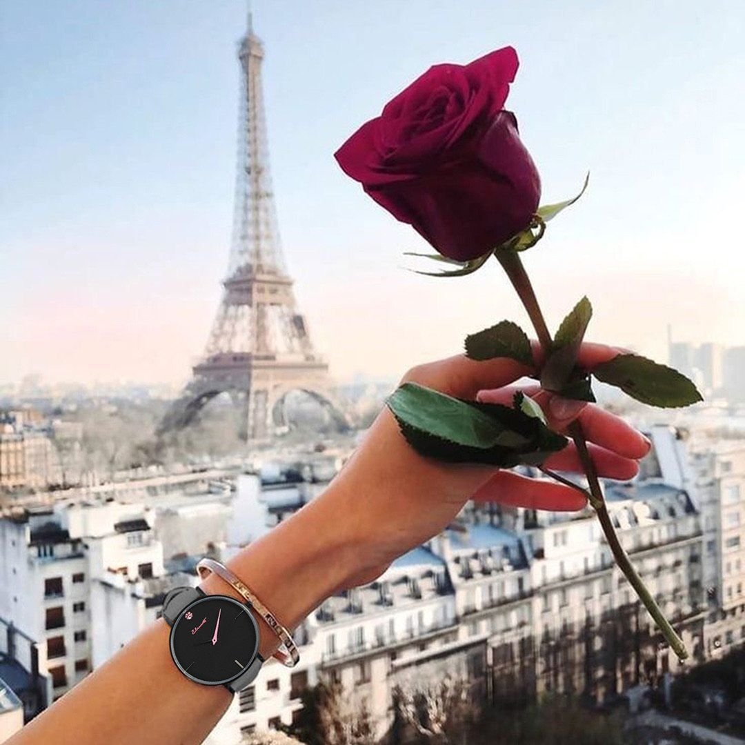 Девушка у Эйфелевой башни