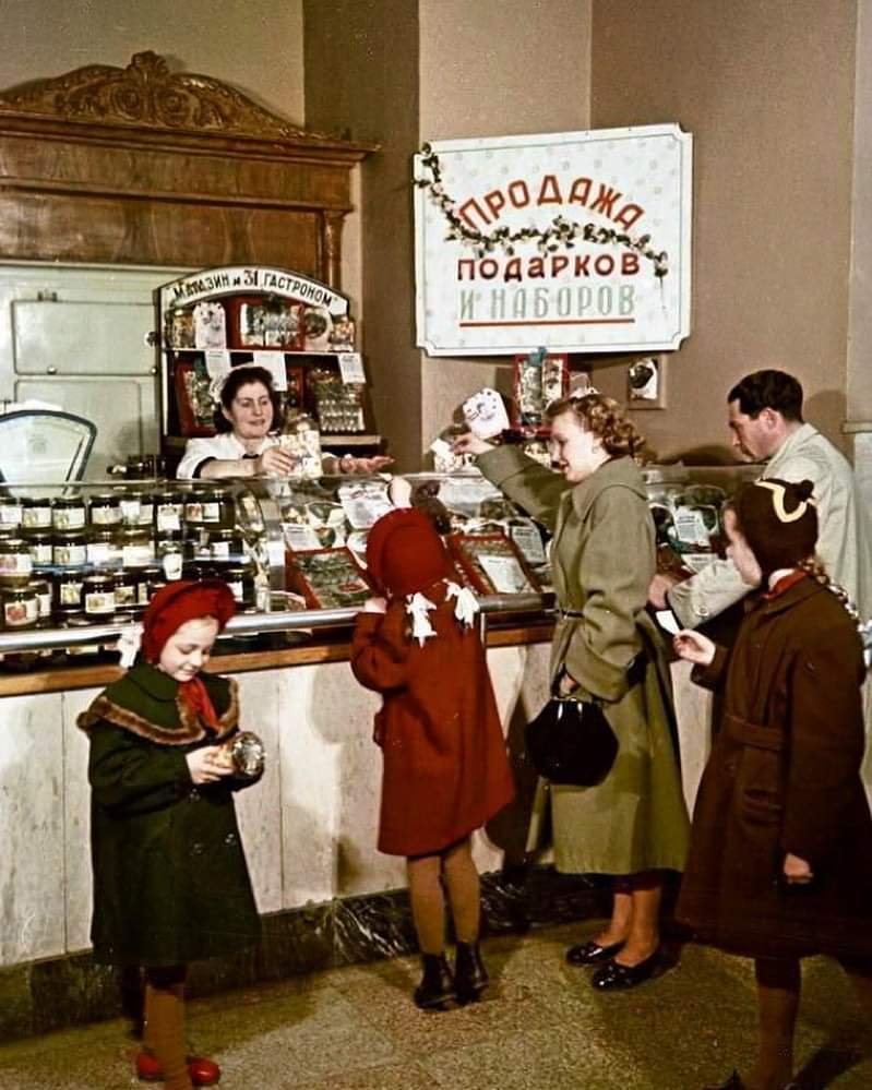 Советские люди в магазине
