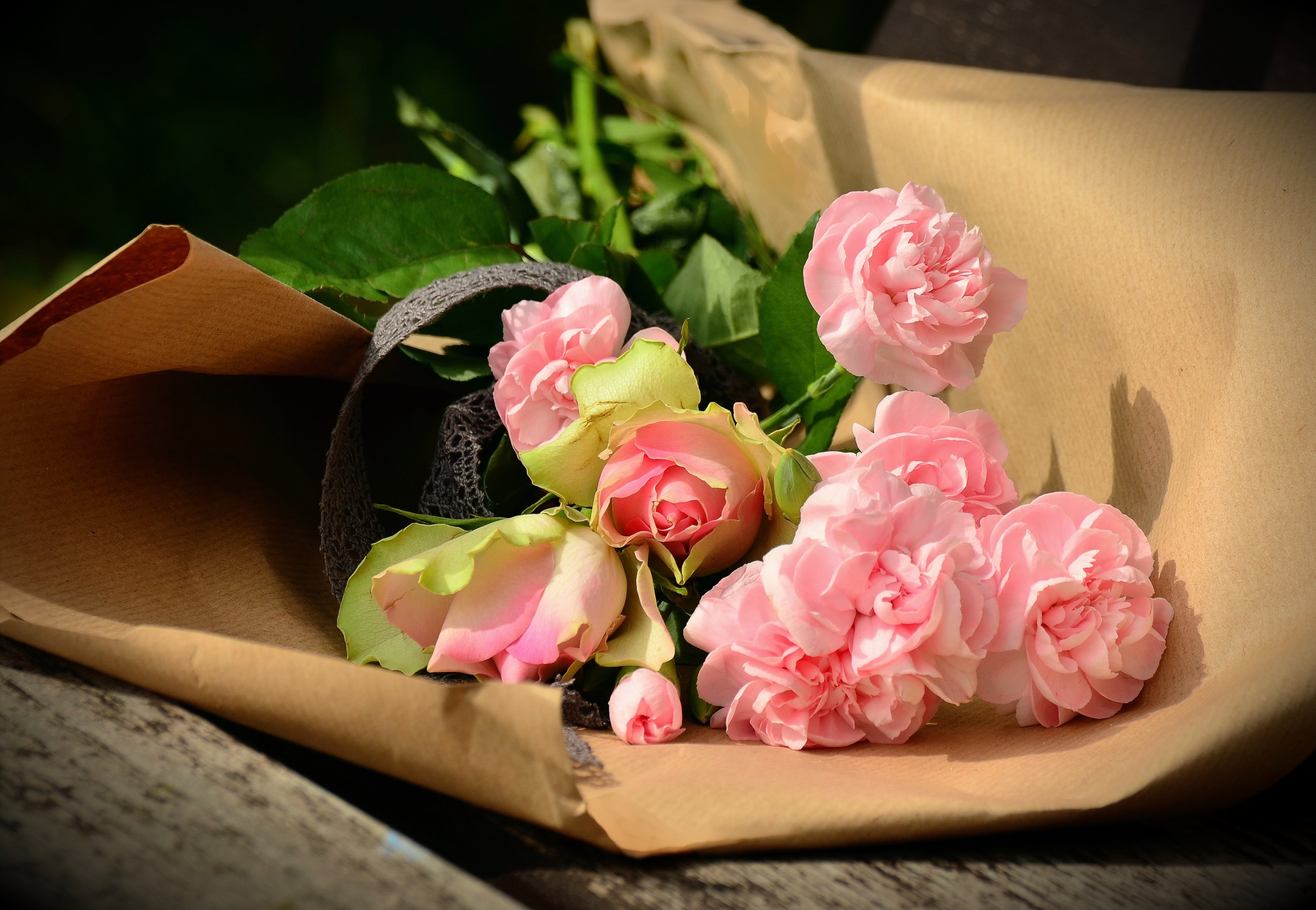 Картинка с цветами на столе. Нежные розы. Романтические цветы. Романтичный букет цветов. Красивый букет на столе.