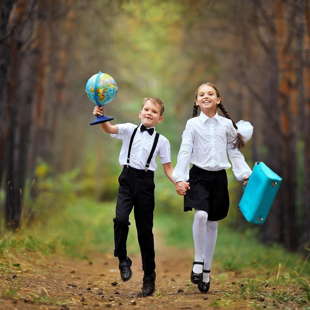 Школьники идут в школу