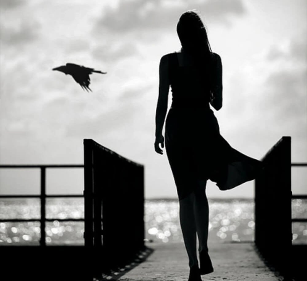 Уходящая девушка