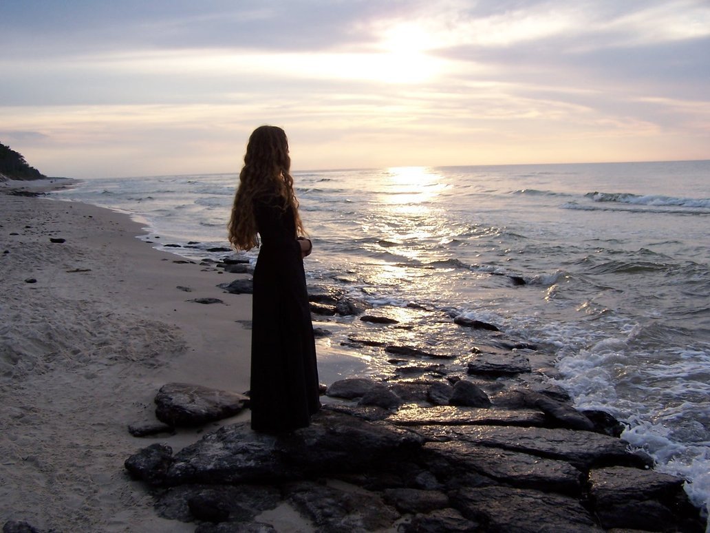 Одинокая женщина у моря