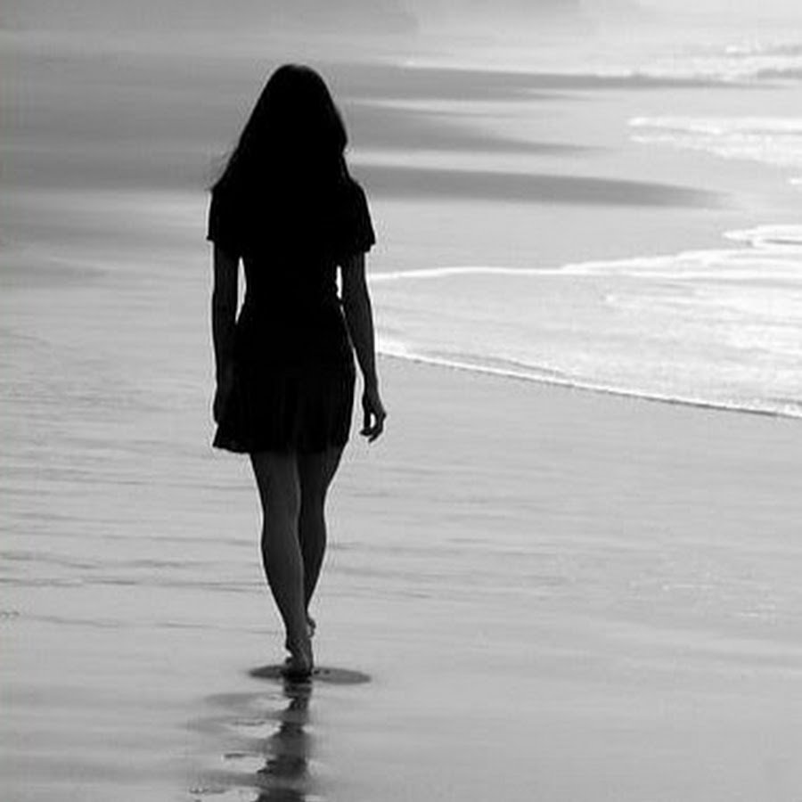 Уходящая девушка