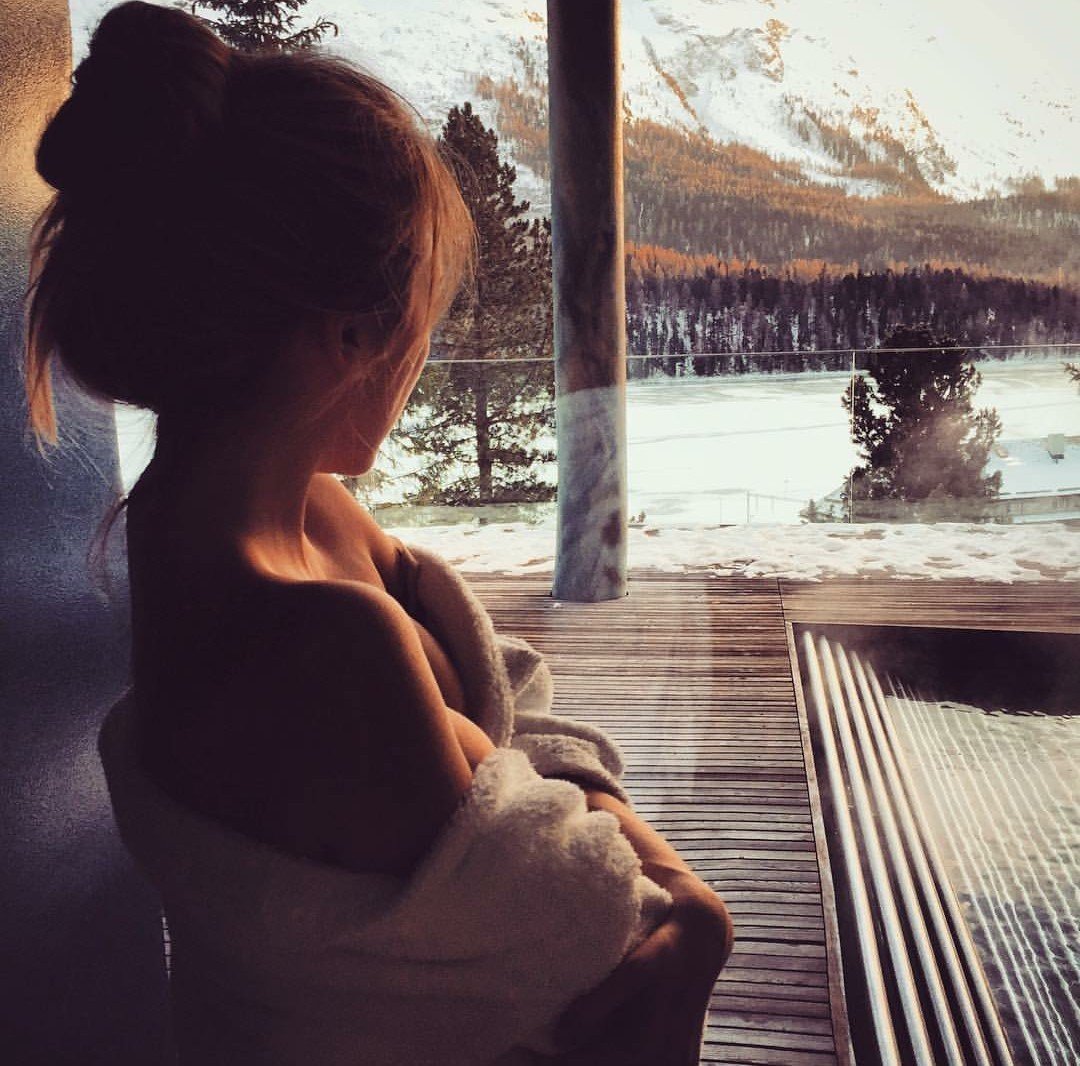 Мечтающая женщина со спины