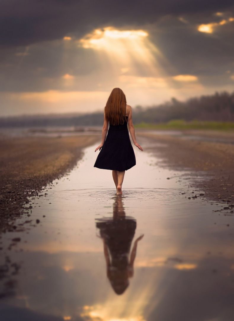 Уходящая девушка