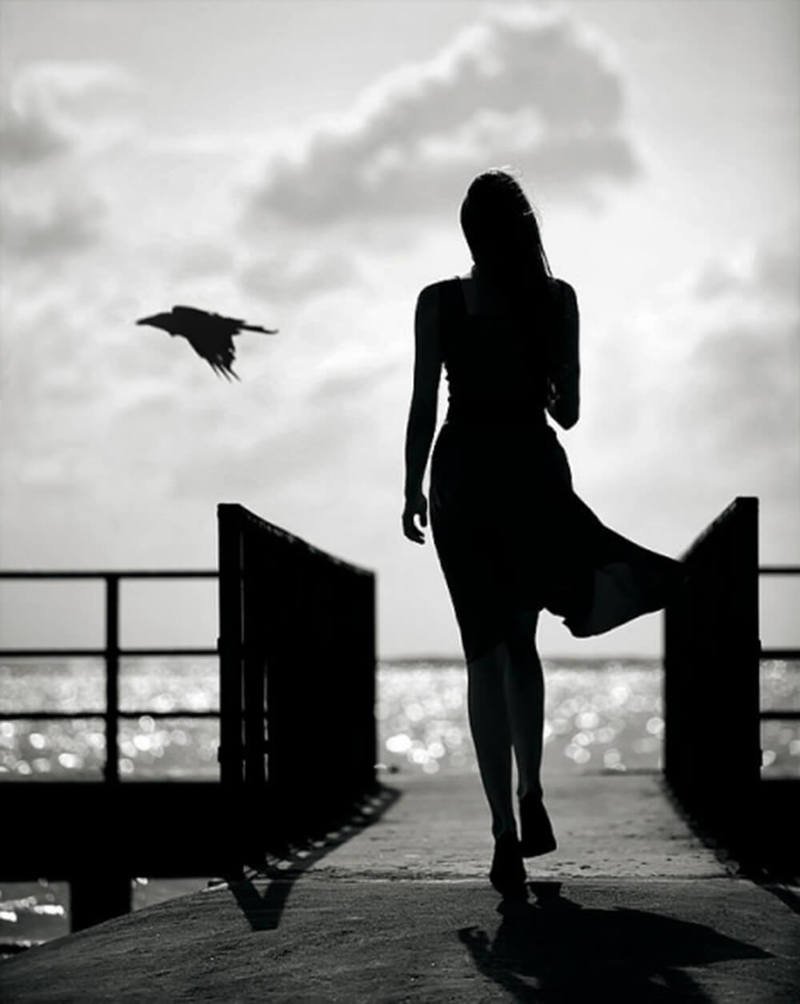 Уходящая женщина