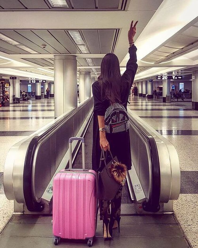 Девушка с чемоданом