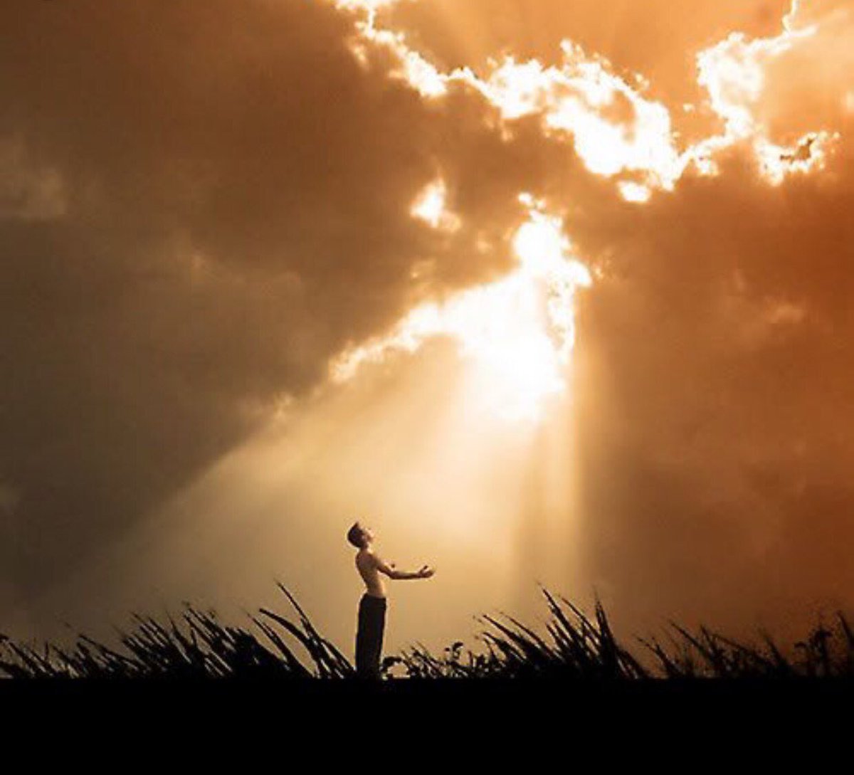 Человек в лучах солнца