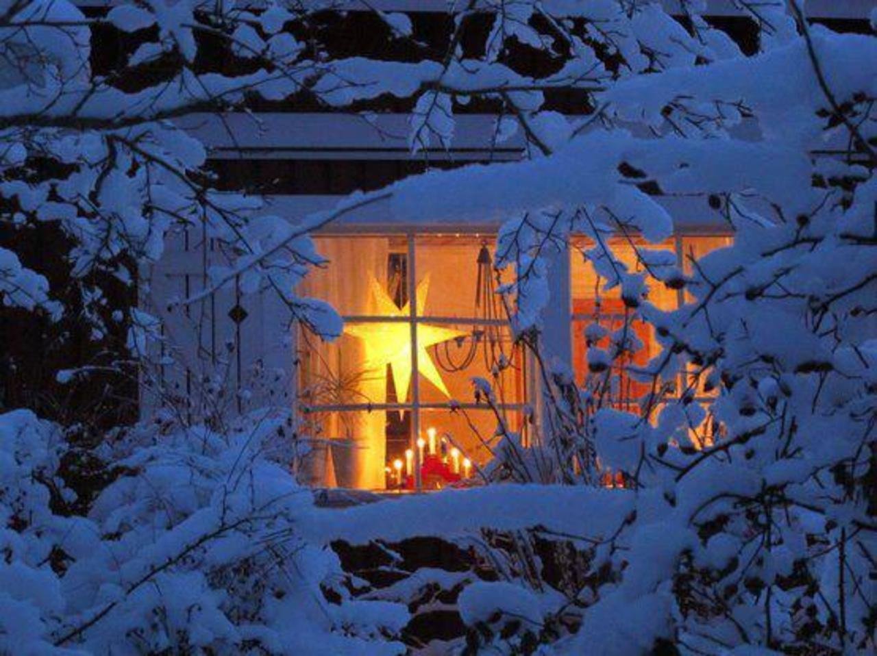 Вечером в холоде speed. Дом зимой. Уютный зимний дом. Зимний домик. Зимний вечер.